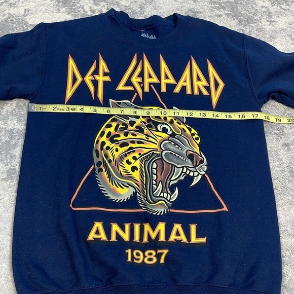 New Def Leppard Crewneck Sweatshirt Adult Band Rock Music Animal 1987 Blue Sz XS - Picture 4 of 5